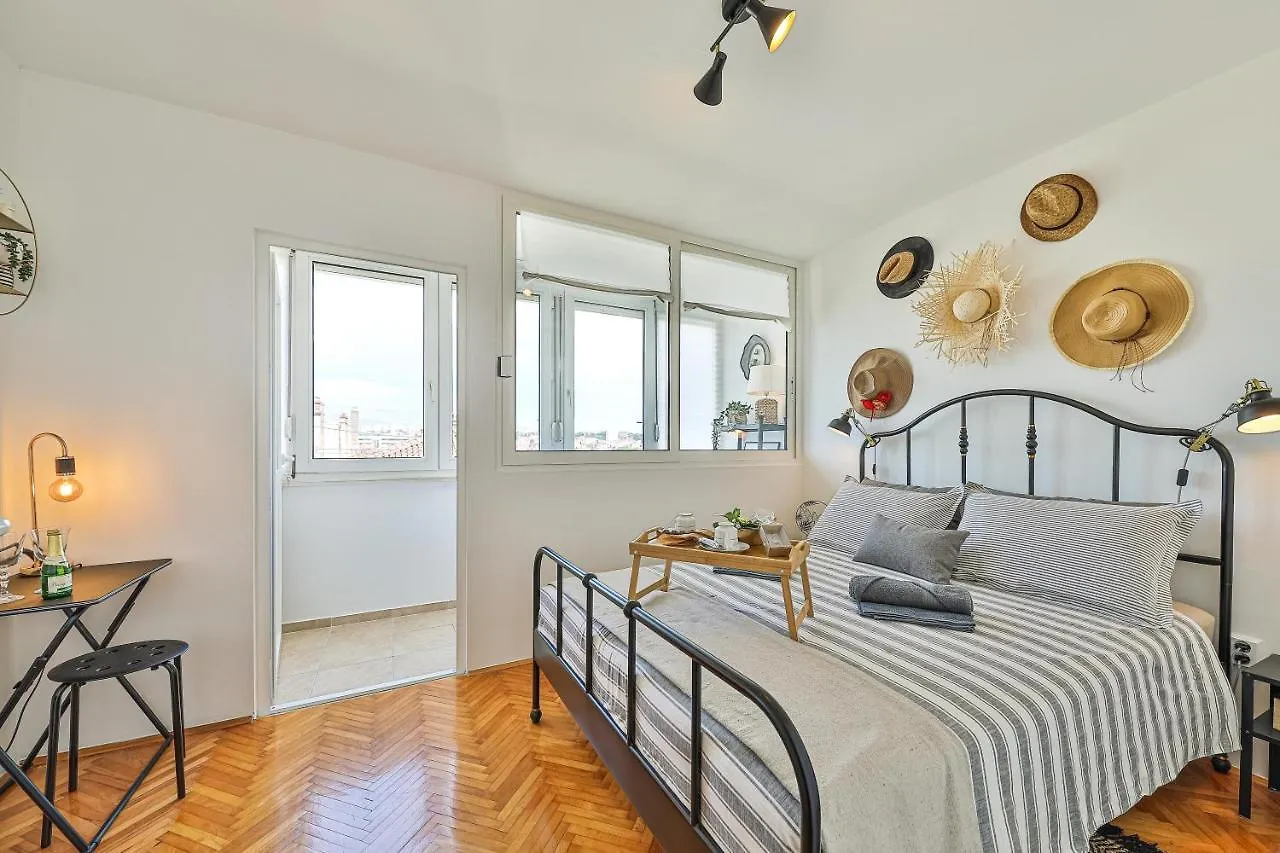 Cozy Apartment With Top View Split
