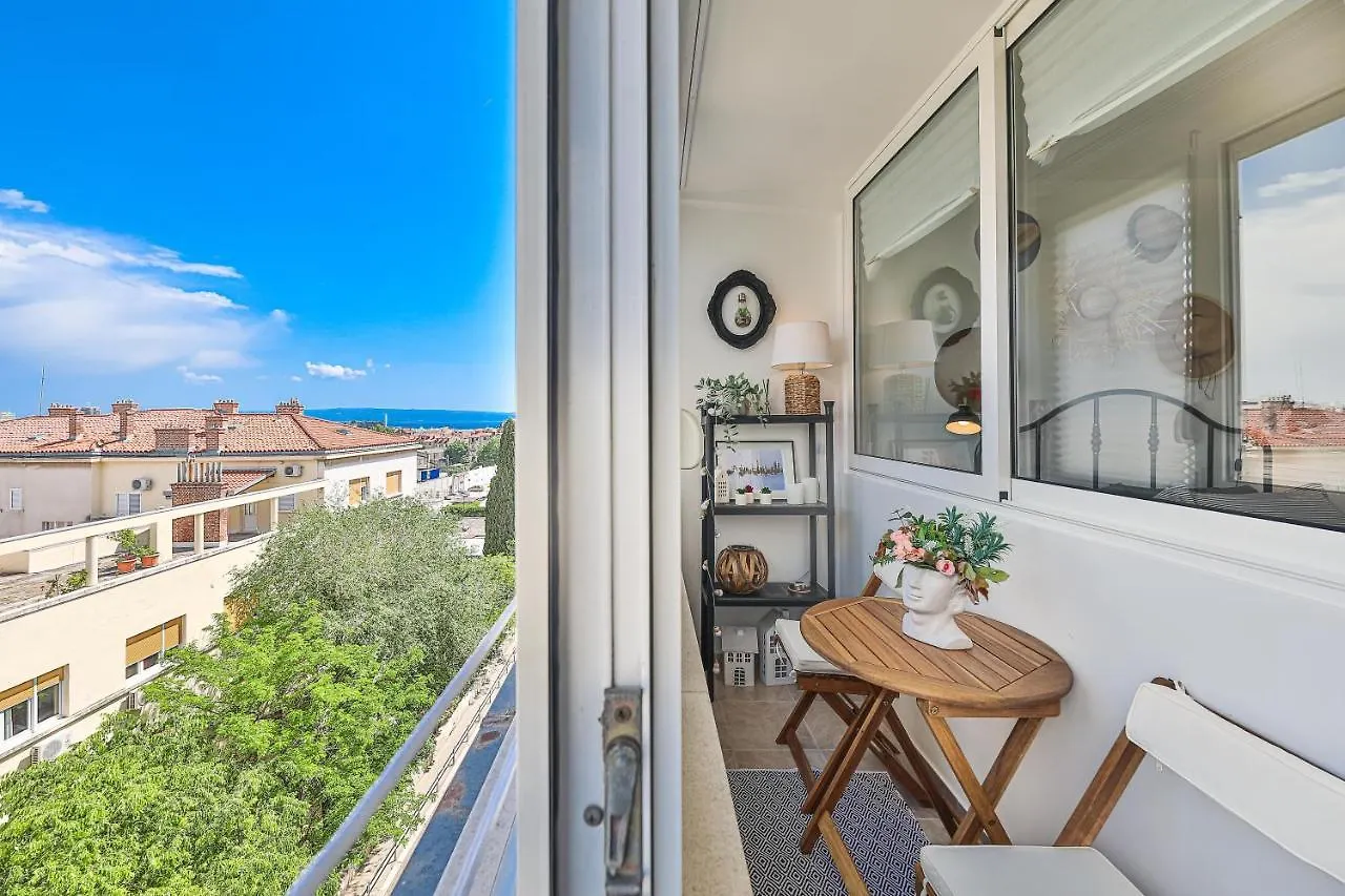 Cozy Apartment With Top View Split
