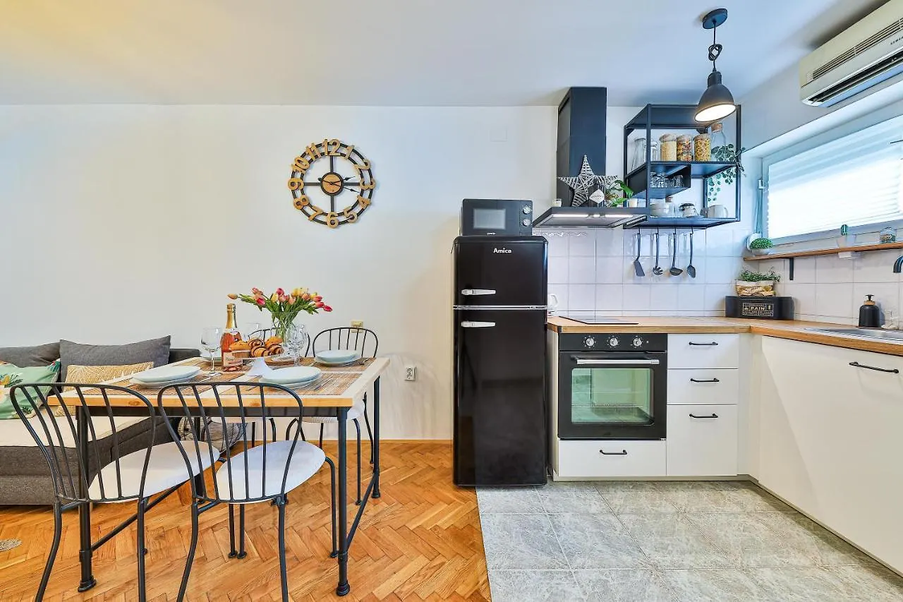Cozy Apartment With Top View Split